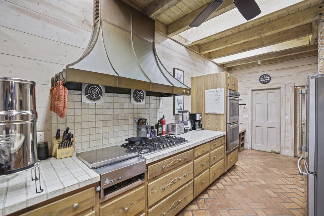 Kitchen w/Gas cooktop