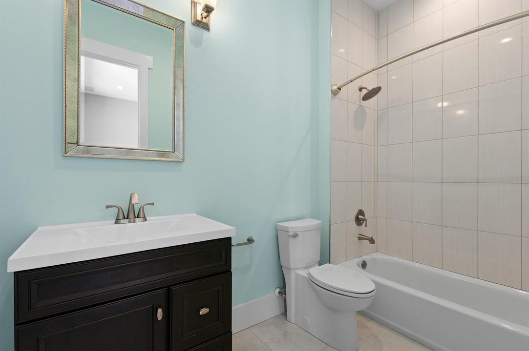 Bedroom 2 en suite bath