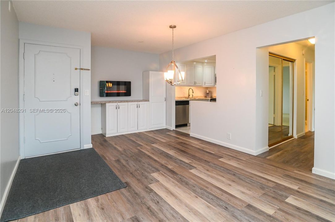 待售: $275,000 (2 贝兹, 2 浴室, 966 平方英尺)