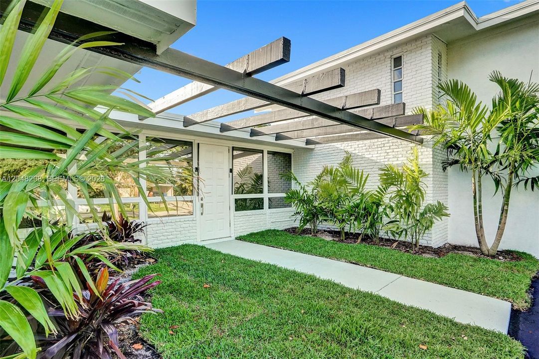 For Rent: $9,900 (6 beds, 4 baths, 2989 Square Feet)