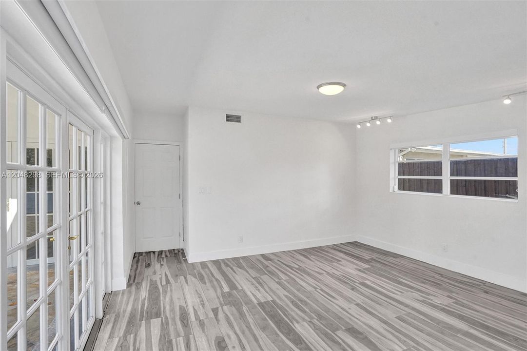 For Rent: $9,900 (6 beds, 4 baths, 2989 Square Feet)
