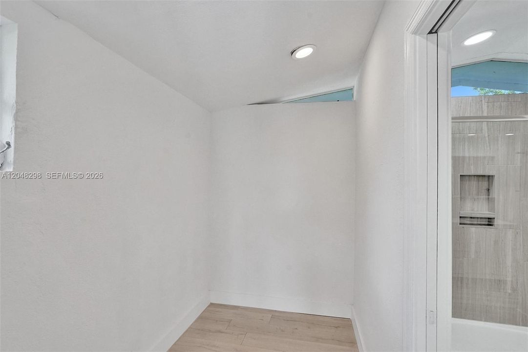 For Rent: $9,900 (6 beds, 4 baths, 2989 Square Feet)