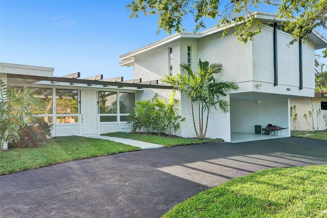 For Rent: $9,900 (6 beds, 4 baths, 2989 Square Feet)