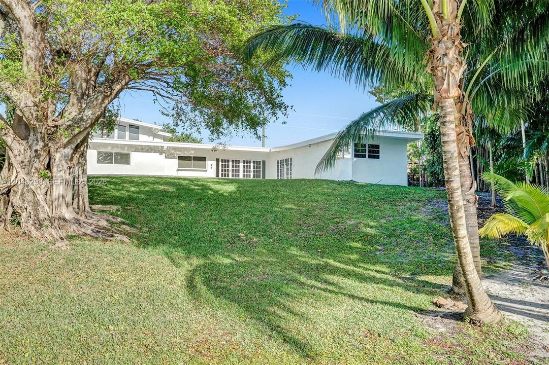 For Rent: $9,900 (6 beds, 4 baths, 2989 Square Feet)