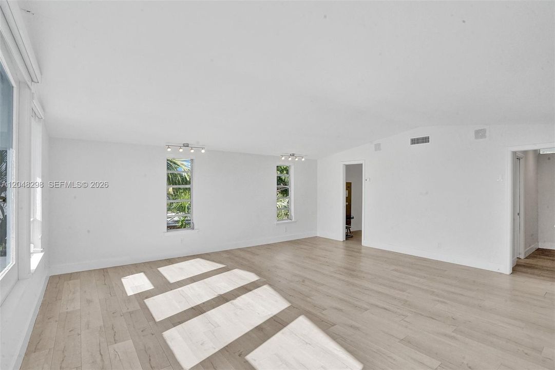 For Rent: $9,900 (6 beds, 4 baths, 2989 Square Feet)