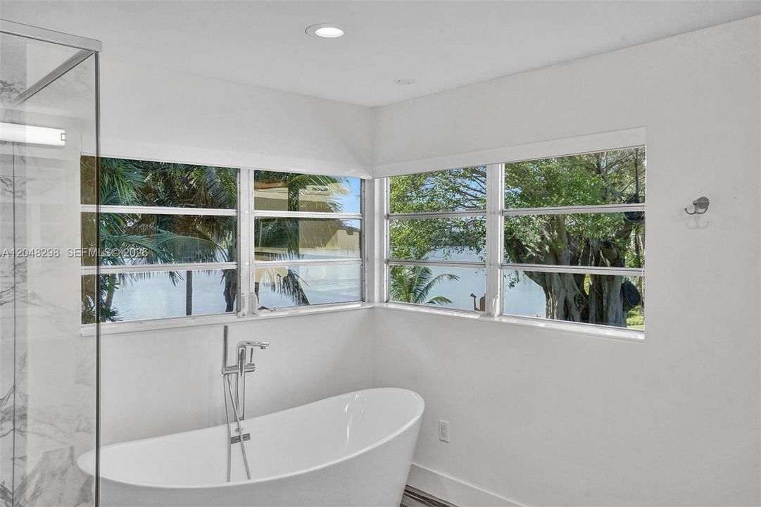 For Rent: $9,900 (6 beds, 4 baths, 2989 Square Feet)