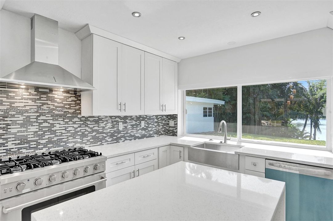 For Rent: $9,900 (6 beds, 4 baths, 2989 Square Feet)