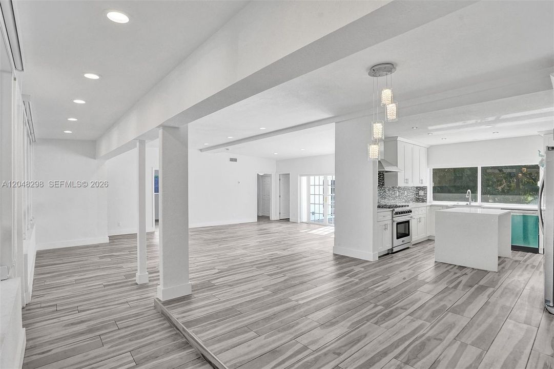 For Rent: $9,900 (6 beds, 4 baths, 2989 Square Feet)
