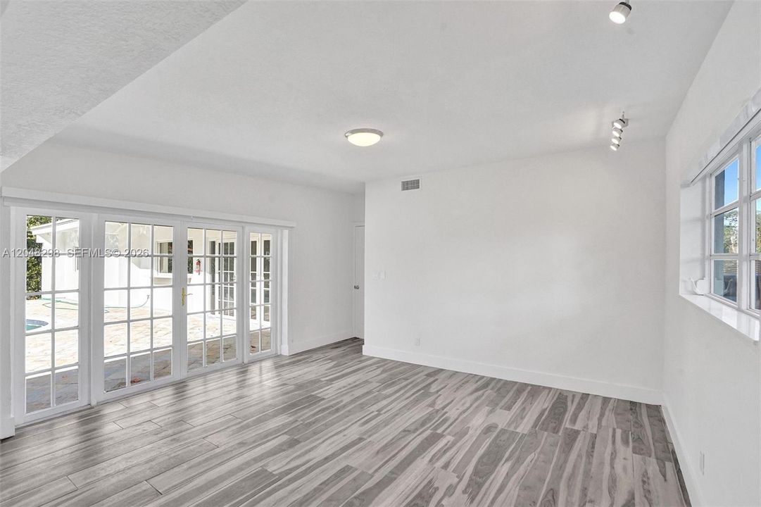 For Rent: $9,900 (6 beds, 4 baths, 2989 Square Feet)