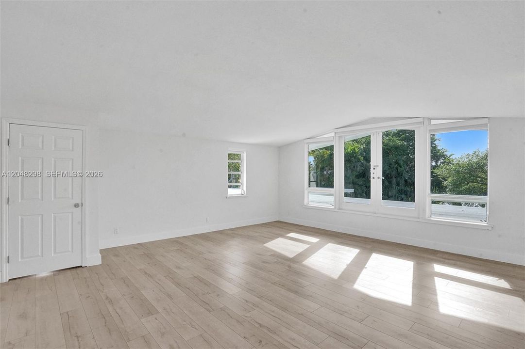 For Rent: $9,900 (6 beds, 4 baths, 2989 Square Feet)