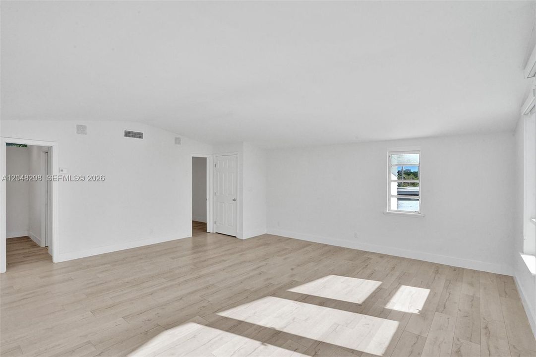 For Rent: $9,900 (6 beds, 4 baths, 2989 Square Feet)
