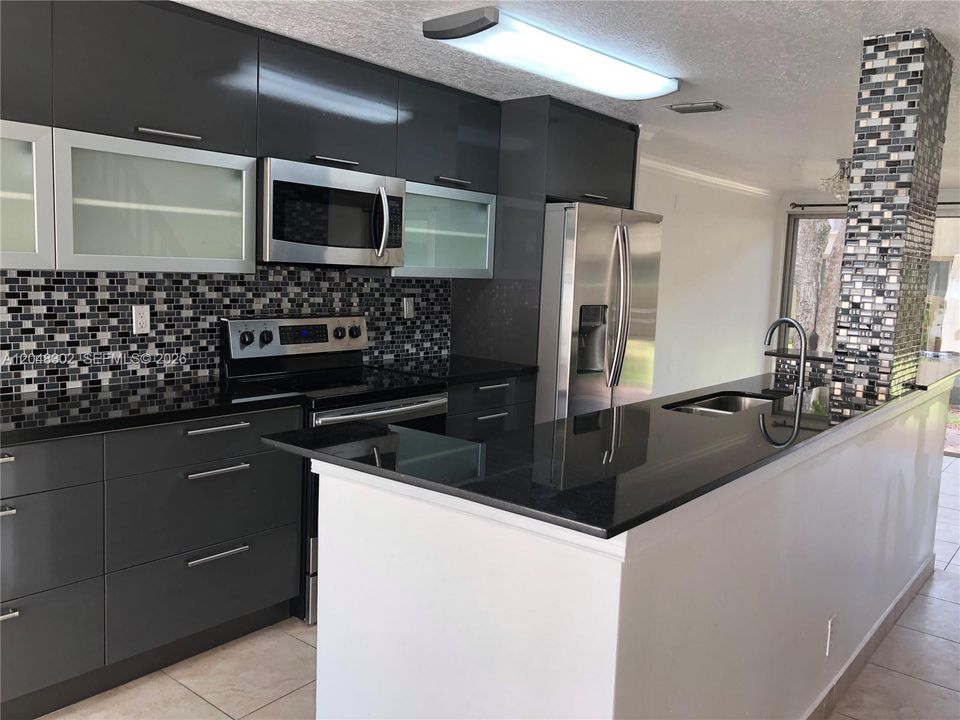 For Rent: $3,000 (4 beds, 2 baths, 1770 Square Feet)