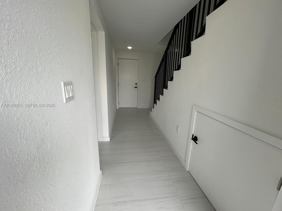 For Rent: $1,999 (1 beds, 1 baths, 594 Square Feet)