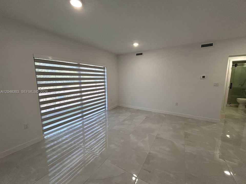 For Rent: $1,999 (1 beds, 1 baths, 594 Square Feet)