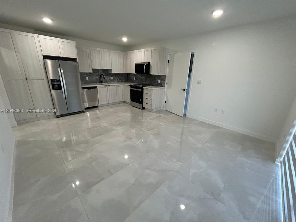 For Rent: $1,999 (1 beds, 1 baths, 594 Square Feet)