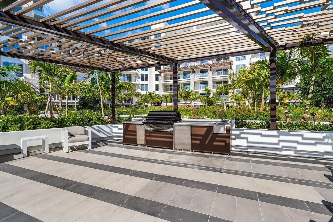 Outdoor Courtyard/Grills