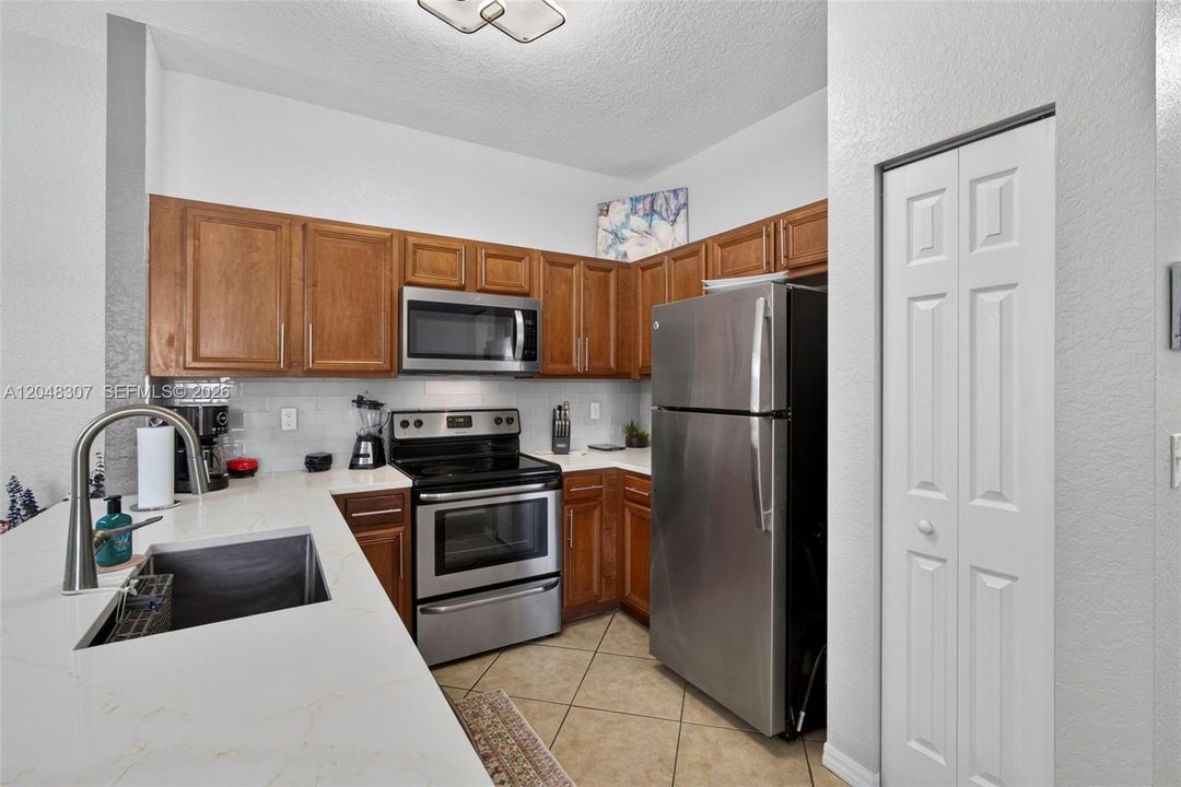 For Sale: $281,500 (2 beds, 2 baths, 1036 Square Feet)