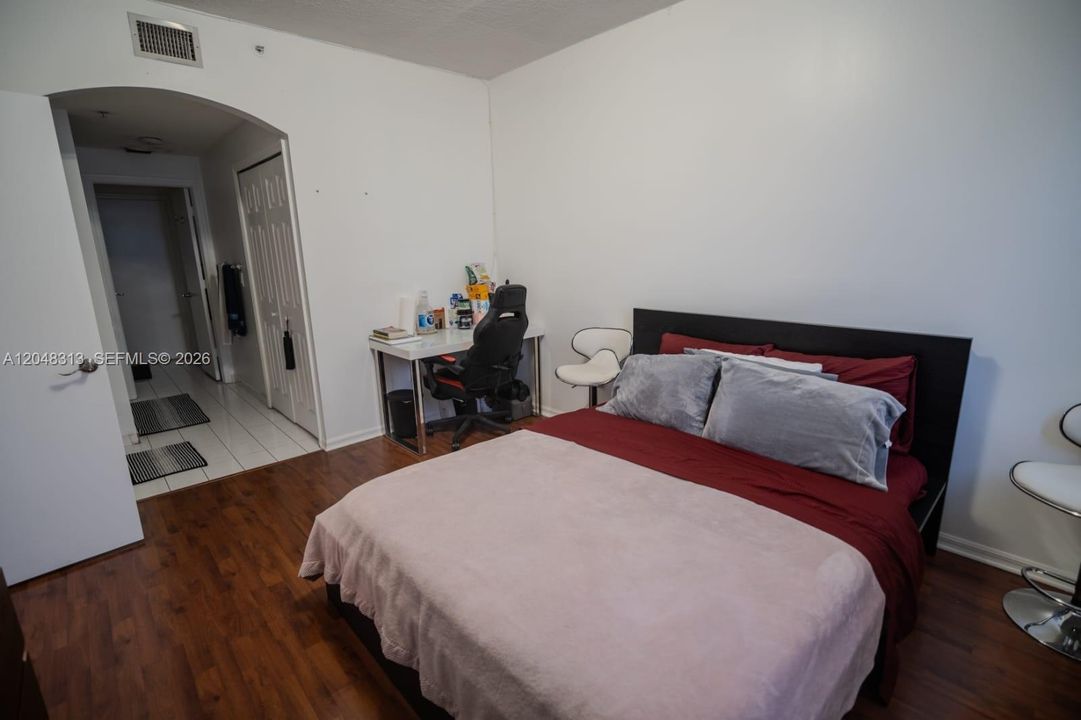 For Rent: $3,200 (2 beds, 2 baths, 1115 Square Feet)