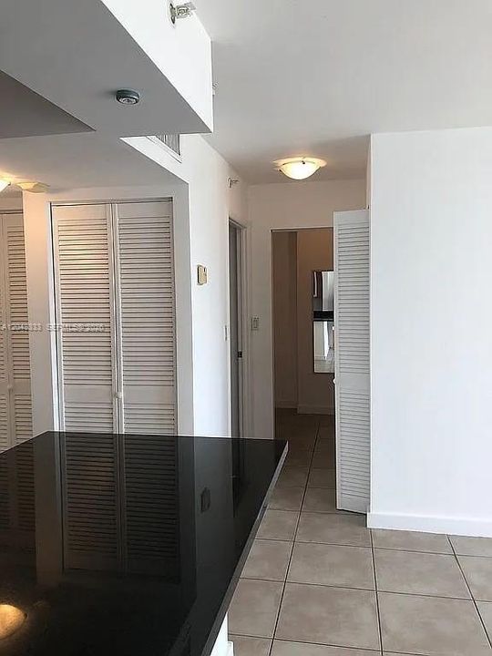 For Sale: $244,900 (0 beds, 1 baths, 571 Square Feet)