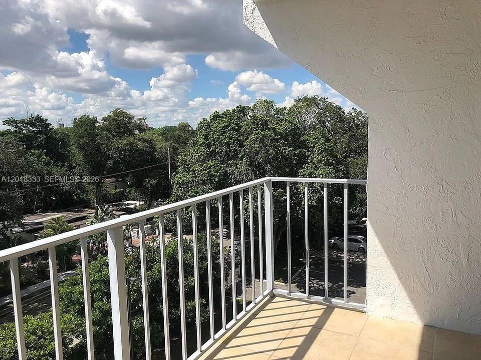 For Sale: $244,900 (0 beds, 1 baths, 571 Square Feet)