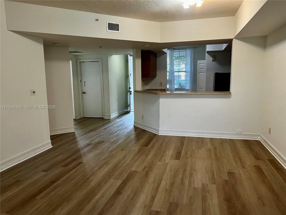 For Rent: $2,200 (2 beds, 1 baths, 1068 Square Feet)