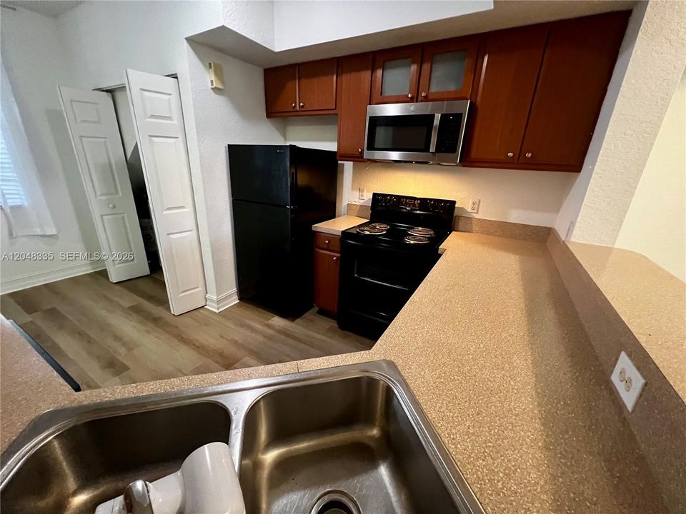 For Rent: $2,200 (2 beds, 1 baths, 1068 Square Feet)