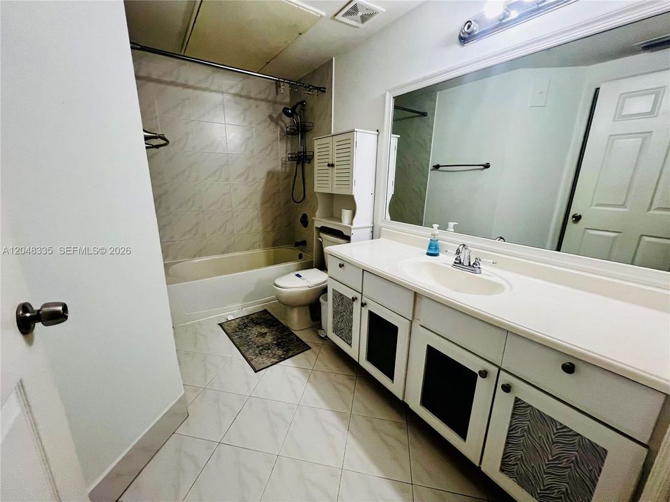 For Rent: $2,200 (2 beds, 1 baths, 1068 Square Feet)