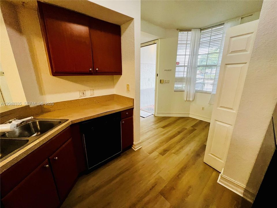 For Rent: $2,200 (2 beds, 1 baths, 1068 Square Feet)