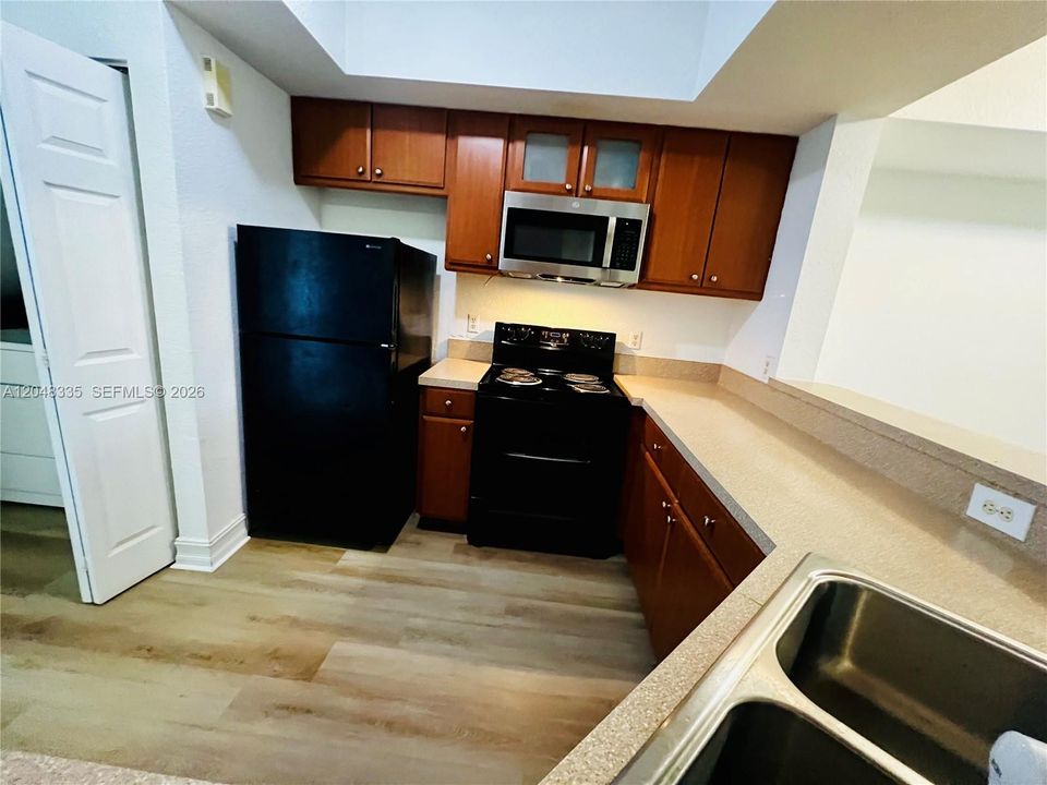 For Rent: $2,200 (2 beds, 1 baths, 1068 Square Feet)
