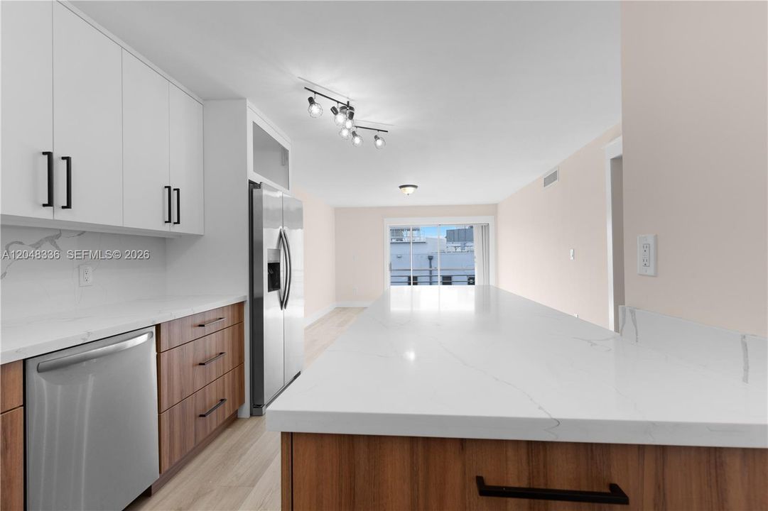 For Rent: $2,450 (2 beds, 1 baths, 910 Square Feet)