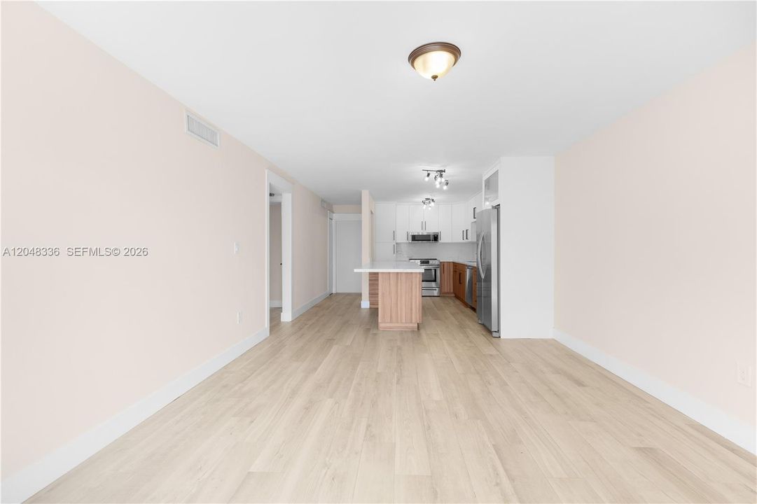 For Rent: $2,450 (2 beds, 1 baths, 910 Square Feet)