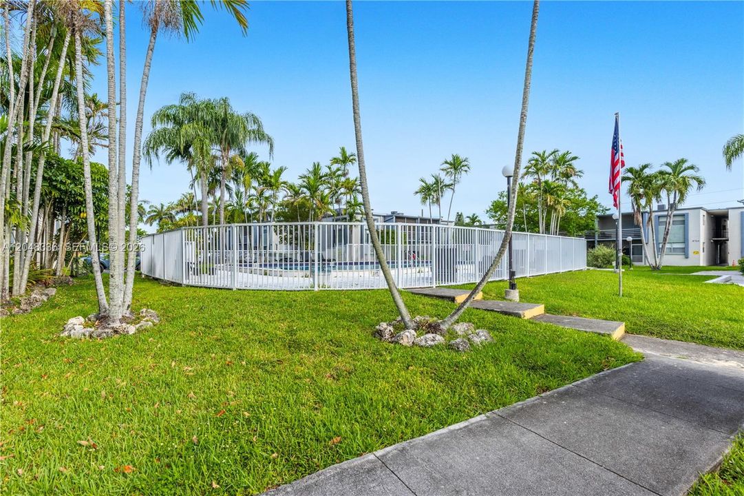 For Rent: $2,450 (2 beds, 1 baths, 910 Square Feet)