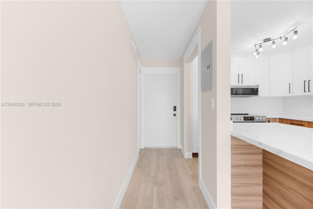 For Rent: $2,450 (2 beds, 1 baths, 910 Square Feet)