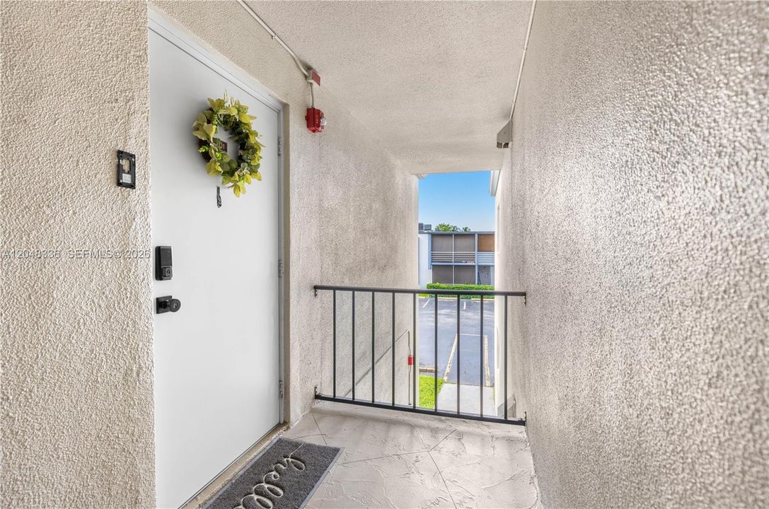 For Rent: $2,450 (2 beds, 1 baths, 910 Square Feet)