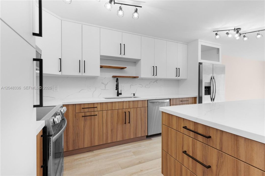 For Rent: $2,450 (2 beds, 1 baths, 910 Square Feet)