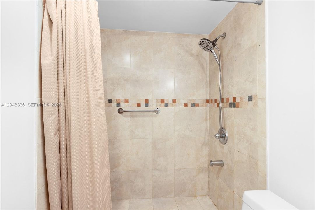 For Rent: $2,450 (2 beds, 1 baths, 910 Square Feet)
