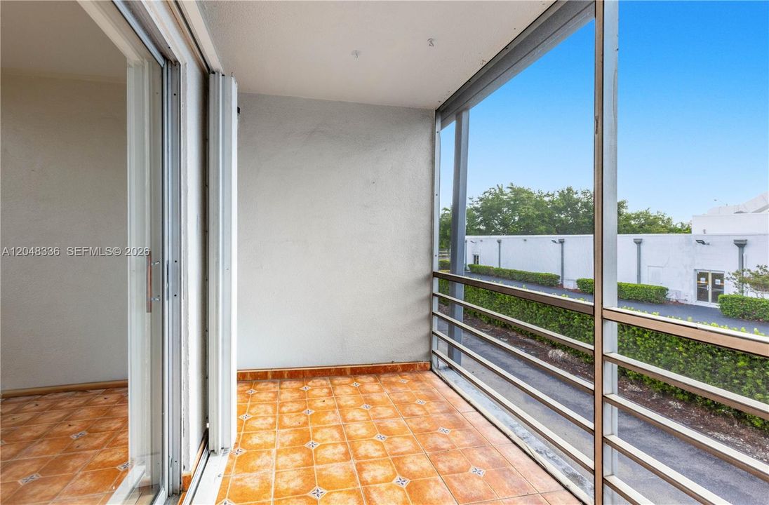For Rent: $2,450 (2 beds, 1 baths, 910 Square Feet)