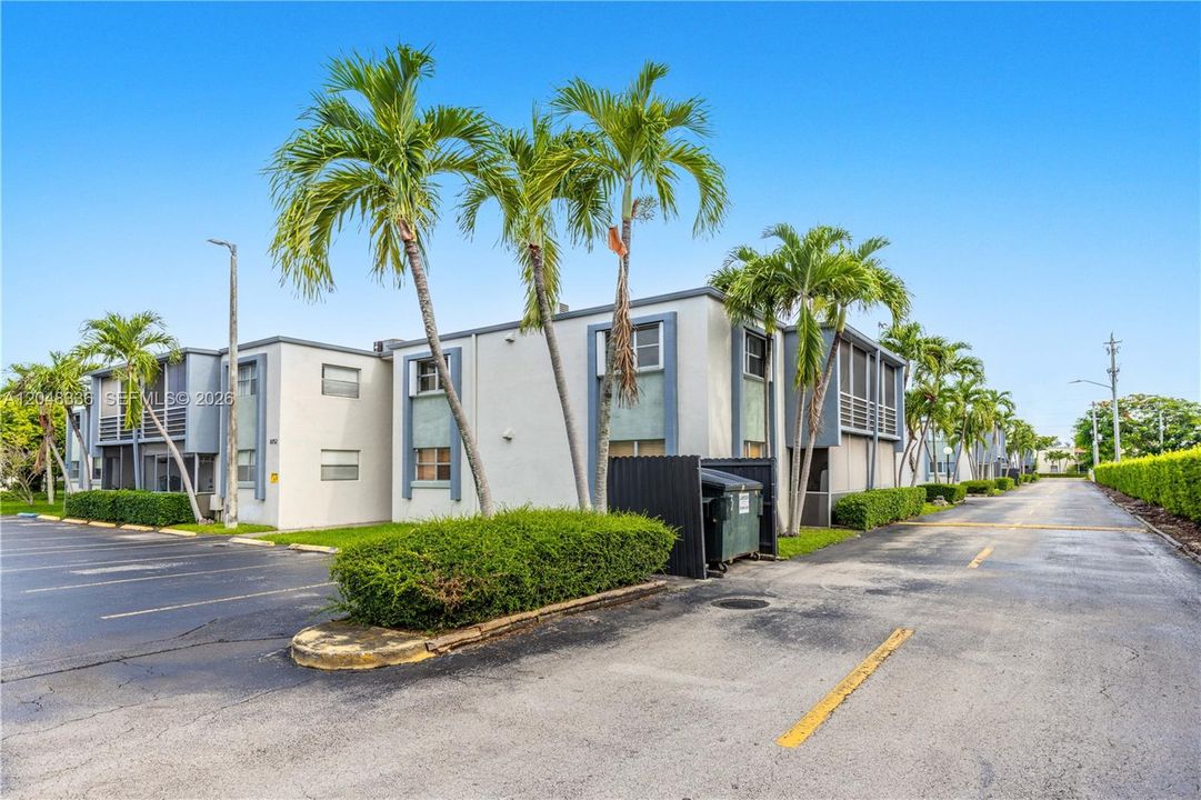 For Rent: $2,450 (2 beds, 1 baths, 910 Square Feet)