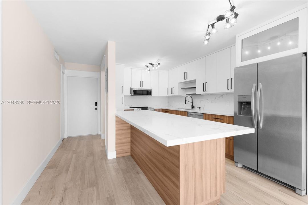 For Rent: $2,450 (2 beds, 1 baths, 910 Square Feet)