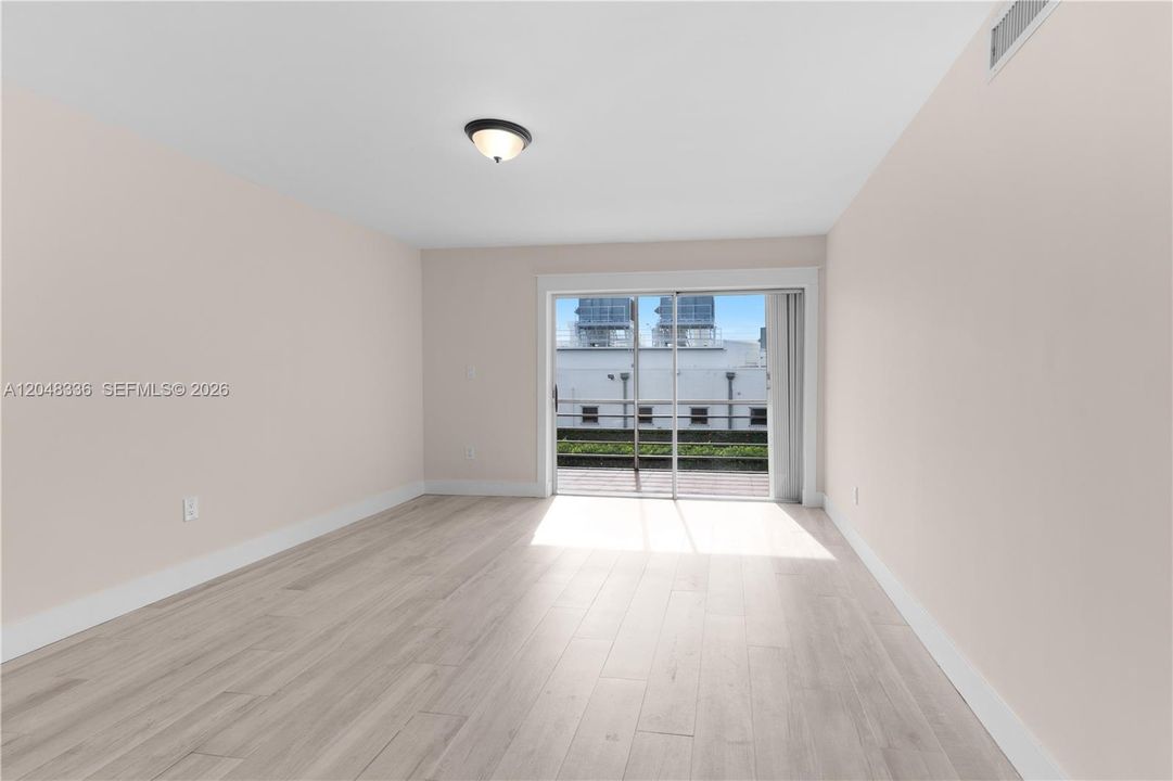 For Rent: $2,450 (2 beds, 1 baths, 910 Square Feet)