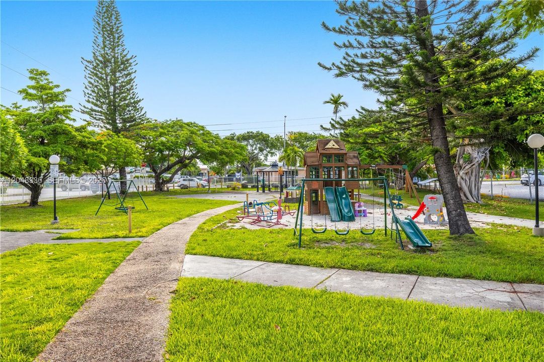 For Rent: $2,450 (2 beds, 1 baths, 910 Square Feet)