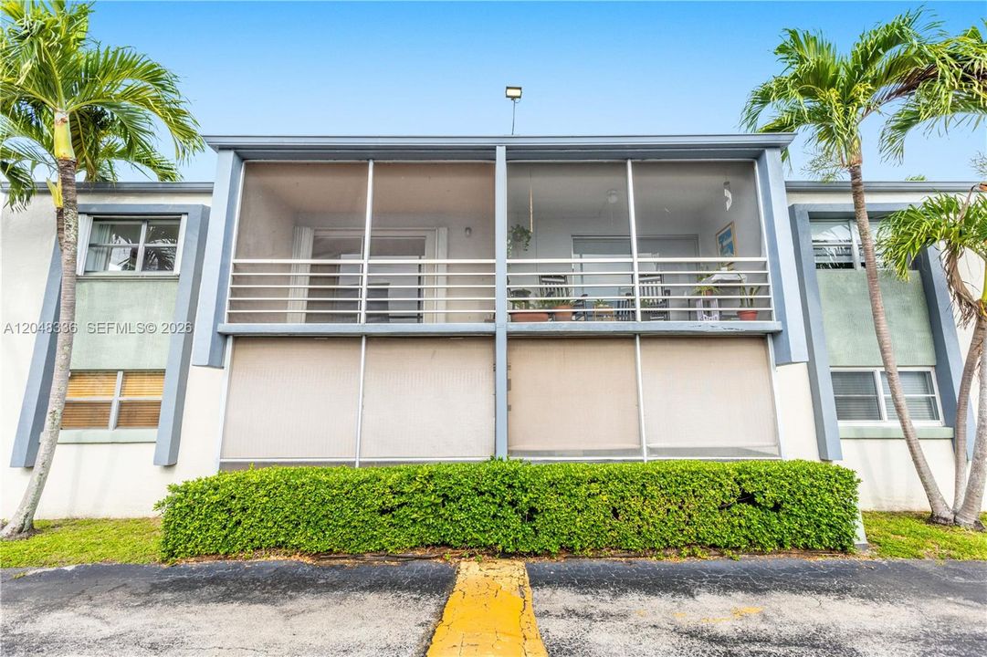 For Rent: $2,450 (2 beds, 1 baths, 910 Square Feet)