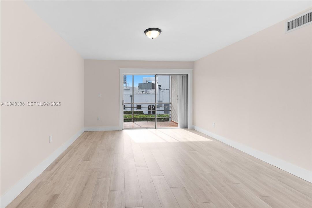 For Rent: $2,450 (2 beds, 1 baths, 910 Square Feet)