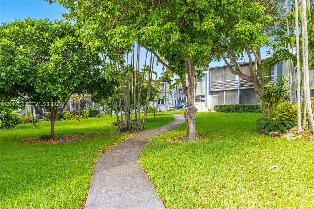 For Rent: $2,450 (2 beds, 1 baths, 910 Square Feet)