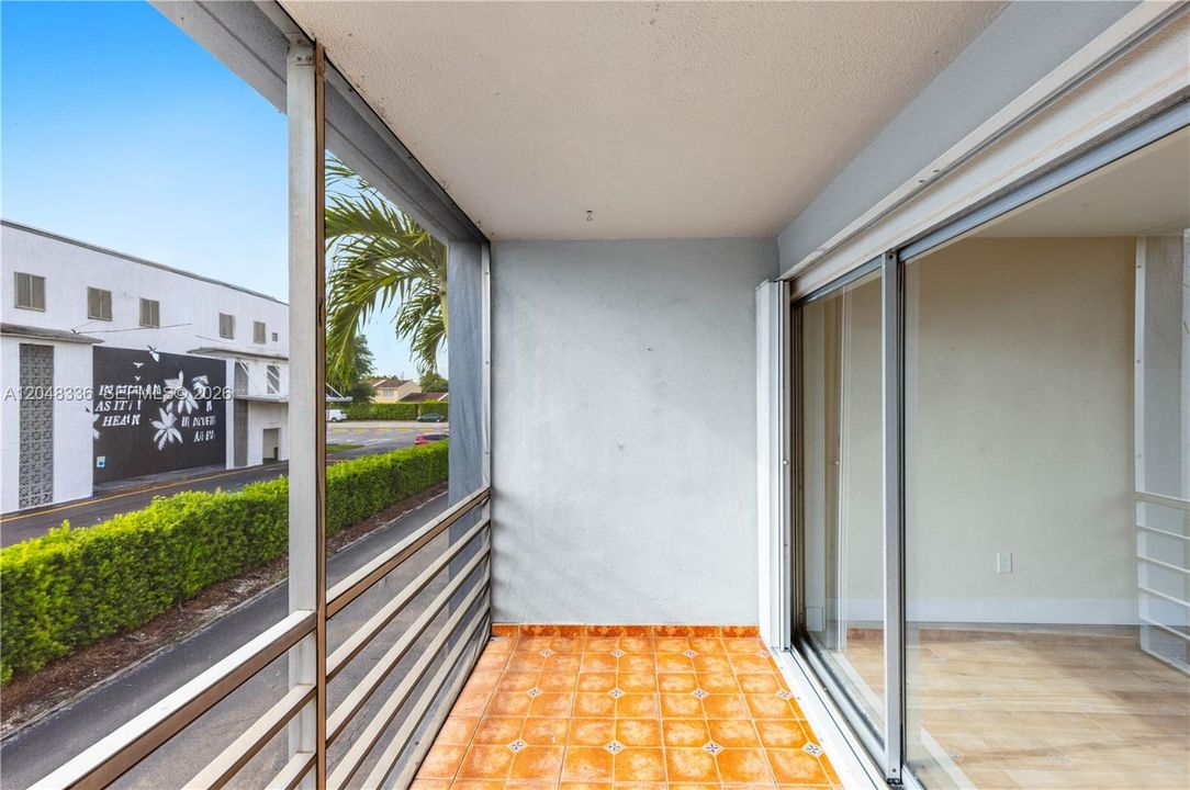 For Rent: $2,450 (2 beds, 1 baths, 910 Square Feet)