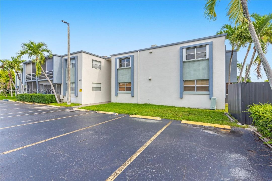 For Rent: $2,450 (2 beds, 1 baths, 910 Square Feet)