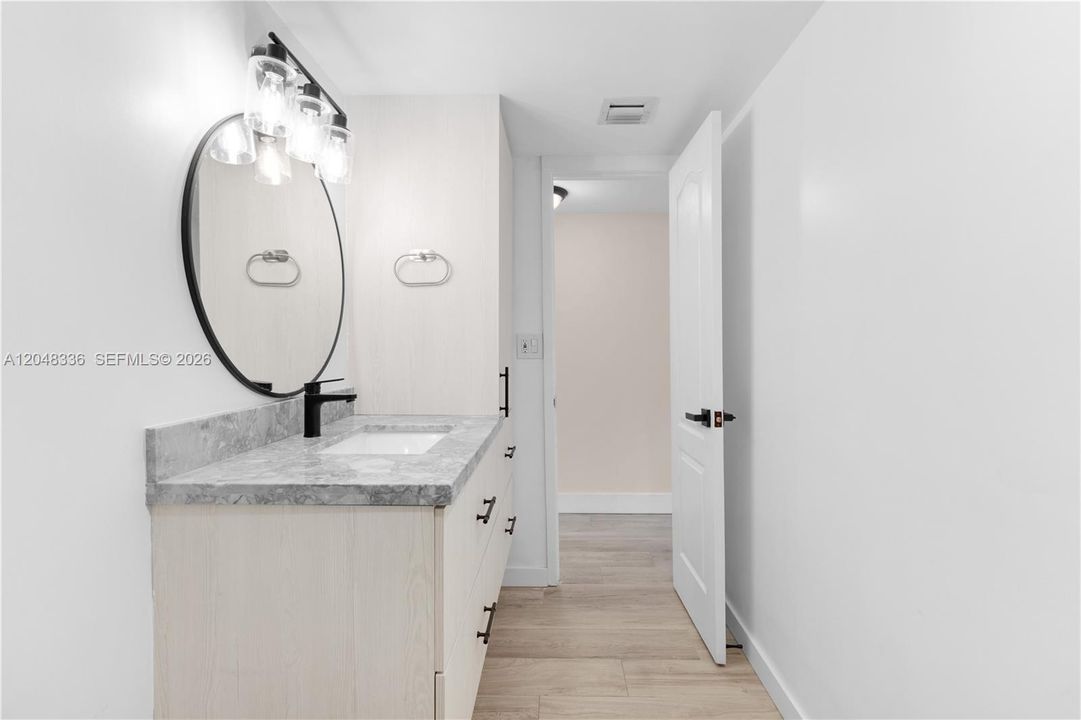 For Rent: $2,450 (2 beds, 1 baths, 910 Square Feet)