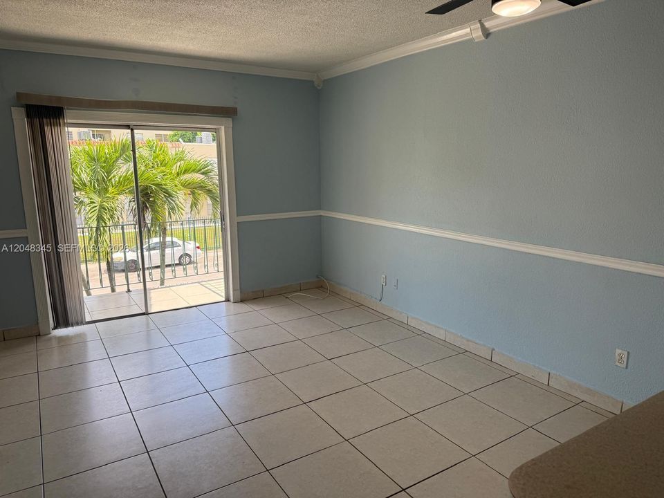 For Rent: $1,750 (1 beds, 1 baths, 724 Square Feet)
