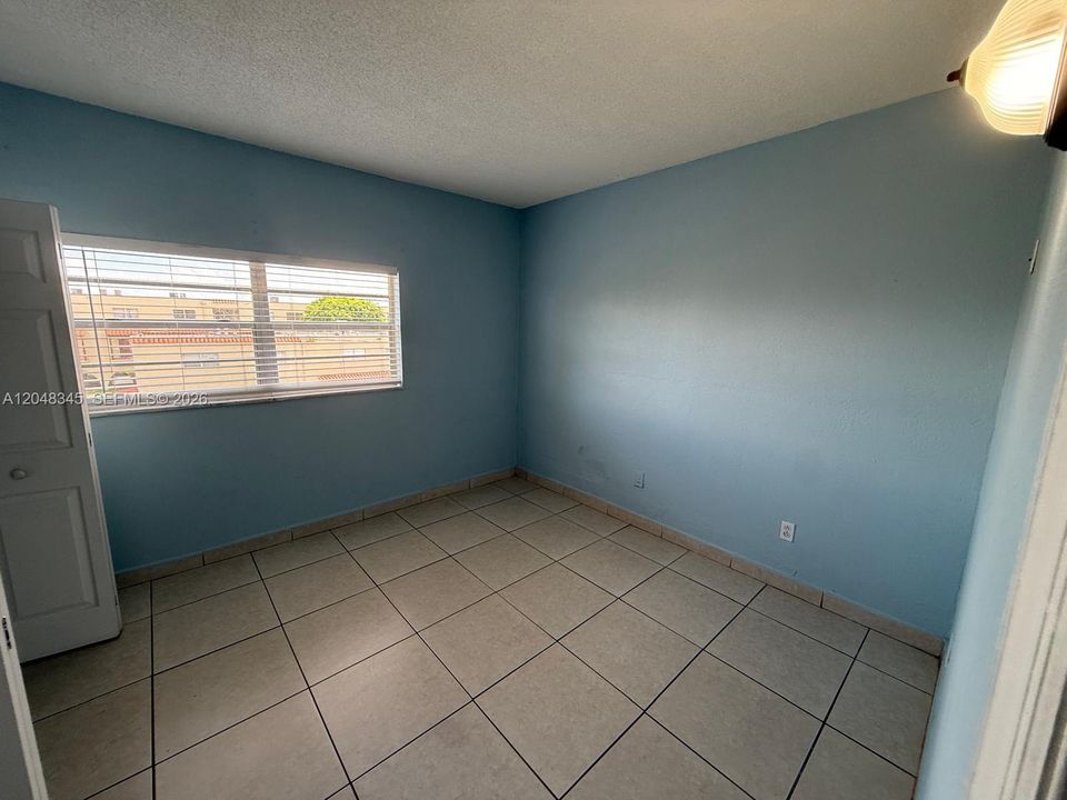 For Rent: $1,750 (1 beds, 1 baths, 724 Square Feet)