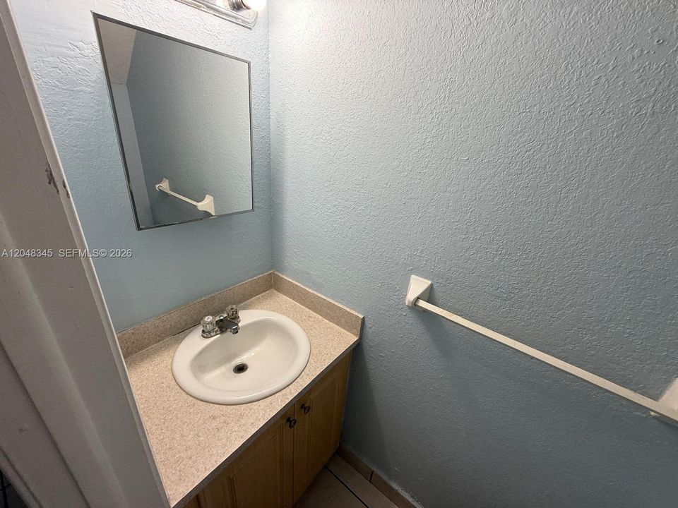 For Rent: $1,750 (1 beds, 1 baths, 724 Square Feet)